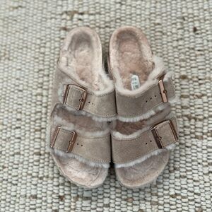 Birkenstock Arizona Shearling in Light Tan